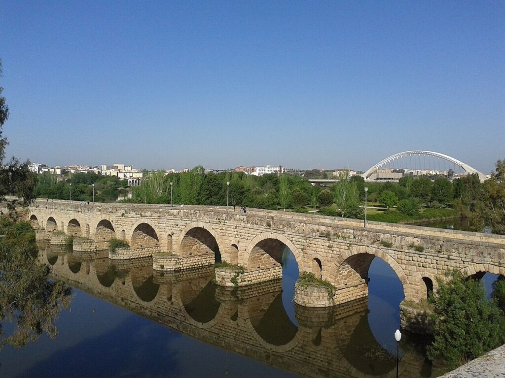 Puente Romano de Mérida con el Puente de Lusitania al fondo